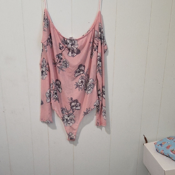 Streetwear Society Tops - Nwot Streetwear Society Pink Floral bodysuit